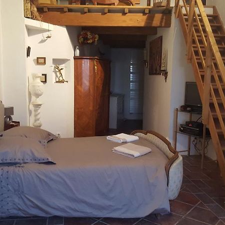 Les Croisees Bed and Breakfast Castillon-du-Gard Exterior foto