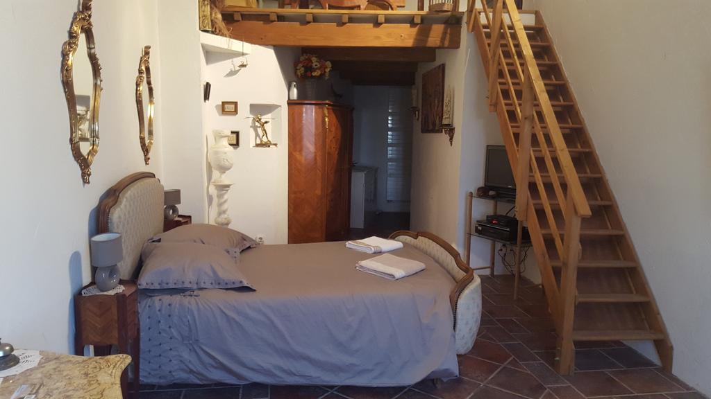 Les Croisees Bed and Breakfast Castillon-du-Gard Exterior foto